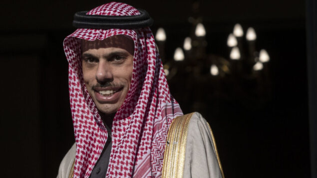 وزير الخارجية السعودي الأمير فيصل بن فرحان أثناء اجتماع في أثينا، 24 يناير 2020. (Petros Giannakouris / AP)