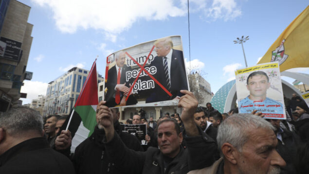 فلسطينيون يحتجون على خطة الرئيس الأمريكي دونالد ترامب للسلام في الشرق الأوسط، في الخليل، الضفة الغربية، 29 يناير 2020. (AP/Mahmoud Illean)