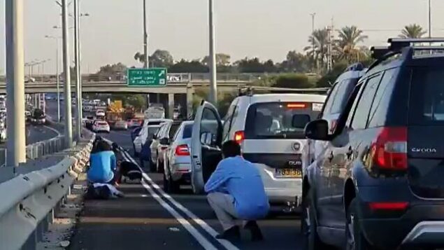لقطة شاشة من مقطع فيديو يظهر فيه سائقون إسرائيليون وهو يجلسون بجانب مركباتهم على طريق سريع بعد انطلاق صفارات الإنذار محذرة من إطلاق صواريخ من قطاع غزة، 12 نوفمبر، 2019.  (Twitter)