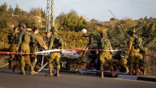 صورة توضيحية: عناصر أمن واسعاف إسرائيليون يقومون بإجلاء معتدي فلسطيني مصاب في ساحة هجوم دهس وطعن بالقرب من مفترق غوش عتصيون، 17 نوفمبر 2017. (Gershon Elinson / Flash90)