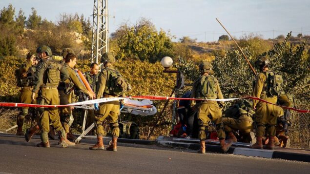 صورة توضيحية: عناصر أمن واسعاف إسرائيليون يقومون بإجلاء معتدي فلسطيني مصاب في ساحة هجوم دهس وطعن بالقرب من مفترق غوش عتصيون، 17 نوفمبر 2017. (Gershon Elinson / Flash90) صورة توضيحية: عناصر أمن واسعاف إسرائيليون يقومون بإجلاء معتدي فلسطيني مصاب في ساحة هجوم دهس وطعن بالقرب من مفترق غوش عتصيون، 17 نوفمبر 2017. (Gershon Elinson / Flash90)
