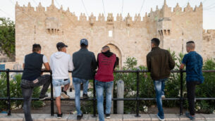 صورة توضيحية: فلسطينيون يقفون امام باب العامود في البلدة القديمة، القدس الشرقية، 14 مايو 2018. (Dario Sanchez/Flash90)