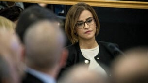 عضو الكنيست هبة يزبك (القائمة المشتركة) خلال مناقشة في لجنة الانتخابات المركزية لطلب لشطبها ومنعها من خوض انتخابات مارس 2020 للكنيست، 29 يناير،. 2020.  (Yonatan Sindel/Flash90 )