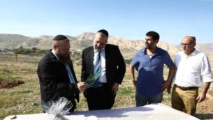 وزير الداخلية أرييه درعي يزور غور الأردن، 28 يناير 2019. (Yaakov Cohen/Shas campaign)