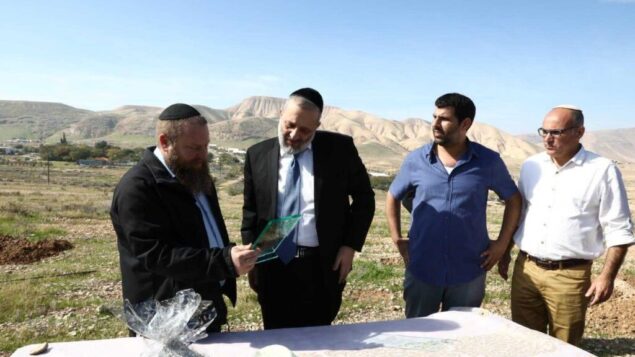 وزير الداخلية أرييه درعي يزور غور الأردن، 28 يناير 2019. (Yaakov Cohen/Shas campaign)