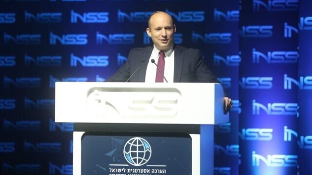 وزير الدفاع نفتالي بينيت يلقي كلمة في المؤتمر السنوي لمعهد دراسات الأمن القومي بتل أبيب،  29 يناير، 2020.  (Ariel Hermoni/Defense Ministry)