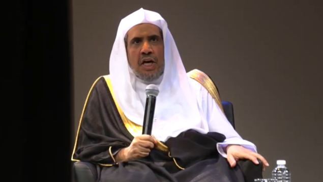 محمد العيسى، الأمين العام لرابطة العالم الإسلامي،  خلال حديث له في 25 أبريل، 2018 في ’متحف التراث اليهودي - نصب تذكاري حي للمحرقة’.  (Screenshot: American Sephardi Federation)