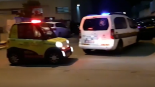 مركبات الطورائ في موقع جريمة قتل في بيتح تيكفا، 16 يناير، 2019.  (Screen capture: Ynet)