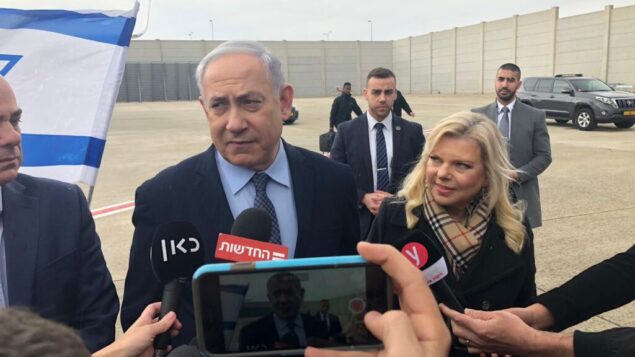 رئيس الوزراء بنيامين نتنياهو يتحدث مع وسائل الإعلام قبل السفر إلى اليونان لتوقيع اتفاق كبير لتوريد الغاز الطبيعي، 2 يناير 2019. (Shalom Yerushalmi/Times of Israel)