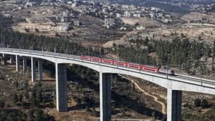 مقطع من خط القطار السريع القدس-تل أبيب على مشارف القدس، 25 سبتمبر، 2018. (Ahmad Gharabli/AFP)
