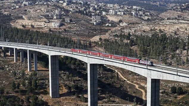 مقطع من خط القطار السريع القدس-تل أبيب على مشارف القدس، 25 سبتمبر، 2018. (Ahmad Gharabli/AFP)
