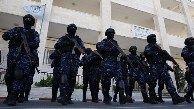 عناصر في الشرطة الفلسطينية يشاركون في دورة تدريبية في مقر الشرطة بمدينة الخليل بالضفة الغربية، 30 يناير،  2019. (HAZEM BADER / AFP)