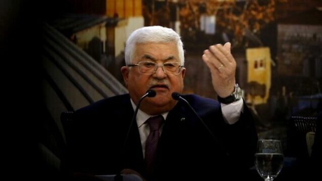 رئيس السلطة الفلسطينية محمود عباس يلقي خطابا في مدينة رام الله بالضفة الغربية في 28 يناير، 2020، في أعقاب إعلان الرئيس الأمريكي دونالد ترامب عن خطته للسلام في الشرق الأوسط. 
(Photo by ABBAS MOMANI / AFP)