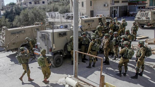 جنود إسرائيليون خلال مداهمة في منطقة بيت لحم بحثًا عن مشتبه به مطلوب في هجوم دهس في القدس في وقت سابق، أسفر عن إصابة 12 جنديًا، أحدهم بجروح خطيرة، 6 فبراير 2020 (Musa Al SHAER / AFP)