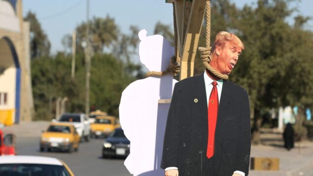 مجسّم كرتوني للرئيس الأميركي دونالد ترامب وجنديًا من الجيش الأمريكي (من الخلف) معلقين من مشنقة رمزية على طول شارع في ضاحية مدينة الصدر بشرق بغداد، 10 فبراير 2020 (AHMAD AL-RUBAYE / AFP) مجسّم كرتوني للرئيس الأميركي دونالد ترامب وجنديًا من الجيش الأمريكي (من الخلف) معلقين من مشنقة رمزية على طول شارع في ضاحية مدينة الصدر بشرق بغداد، 10 فبراير 2020 (AHMAD AL-RUBAYE / AFP)
