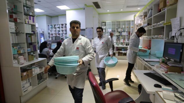 الطاقم الطبي الإيراني يعمل في صيدلية "13 آبان" الحكومية في طهران، 19 فبراير 2020 (ATTA KENARE / AFP) الطاقم الطبي الإيراني يعمل في صيدلية "13 آبان" الحكومية في طهران، 19 فبراير 2020 (ATTA KENARE / AFP)