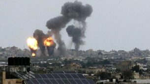 صورة تم التقاطها في 24 فبراير، 2020 تظر فيها سحابة من النيران والدخان المتصاعد جراء انفجارات في أعقاب غارة جوية إسرائيلية في خان يونس بجنوب قطاع غزة. (SAID KHATIB / AFP)