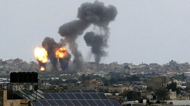 صورة تم التقاطها في 24 فبراير، 2020 تظر فيها سحابة من النيران والدخان المتصاعد جراء انفجارات في أعقاب غارة جوية إسرائيلية في خان يونس بجنوب قطاع غزة. (SAID KHATIB / AFP)