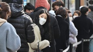 سكان يصطفون لشراء أقنعة في دايغو في كوريا الجنوبية، 27 فبراير 2020 (JUNG YEON-JE / AFP)