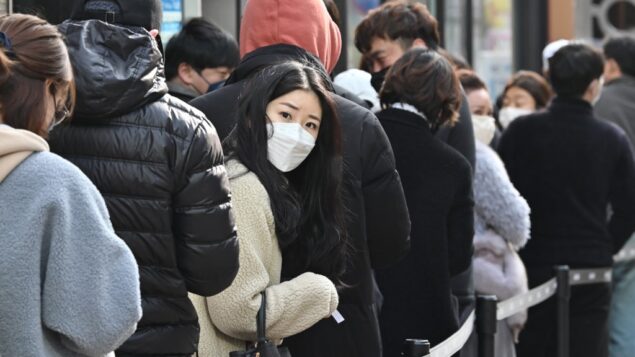 سكان يصطفون لشراء أقنعة في دايغو في كوريا الجنوبية، 27 فبراير 2020 (JUNG YEON-JE / AFP)