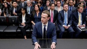 الرئيس التنفيذي لشركة فيسبوك مارك زوكربرغ أثناء الإدلاء بشهادته أمام جلسة استماع مشتركة للجان التجارة والقضاء في الكابيتول هيل في واشنطن، الثلاثاء، 10 أبريل 2018، حول استخدام بيانات فيسبوك لاستهداف الناخبين الأمريكيين في انتخابات عام 2016. (AP Photo/Andrew Harnik)