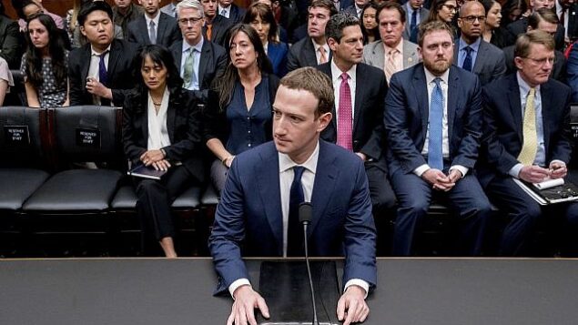 الرئيس التنفيذي لشركة فيسبوك مارك زوكربرغ أثناء الإدلاء بشهادته أمام جلسة استماع مشتركة للجان التجارة والقضاء في الكابيتول هيل في واشنطن، الثلاثاء، 10 أبريل 2018، حول استخدام بيانات فيسبوك لاستهداف الناخبين الأمريكيين في انتخابات عام 2016. (AP Photo/Andrew Harnik)