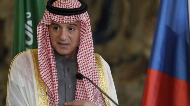 عادل الجبير السعودي يتحدث إلى وسائل الإعلام خلال مؤتمر صحفي في براغ، جمهورية التشيك، 10 يناير 2020. (AP Photo / Petr David Josek)