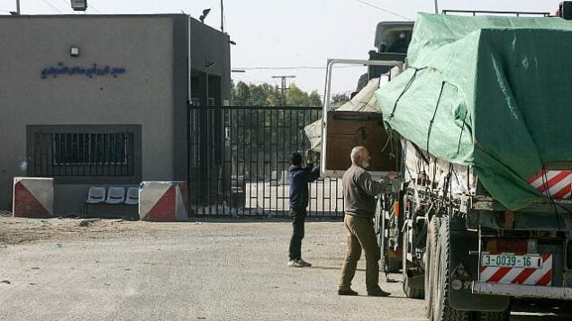 سائقو شاحنات فلسطينيون في الانتظار عند معبر كرم أبو سالم (كيرم شالوم) بجنوب قطاع غزة، 14 يناير، 2018. (Abed Rahim Khatib/Flash90)