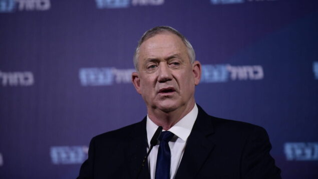 رئيس حزب ’ازرق ابيض’، بيني غانتس، يتحدث أمام الصحافة في رمات غان، 25 فبراير 2020 (Tomer Neuberg/Flash90)