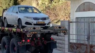 القوات الإسرائيلية تصادر مركبة في بلدة بيت جالا بالضفة الغربية تم استخدامها في هجوم دهس ضد مجموعة من الجنود الإسرائيليين في وقت سابق من اليوم، 6 فبراير، 2020.(Screen capture)