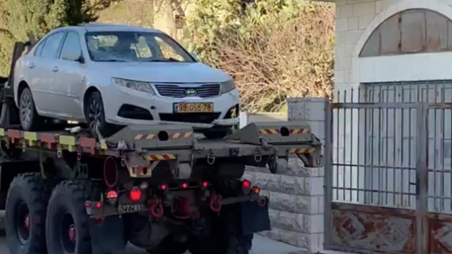 القوات الإسرائيلية تصادر مركبة في بلدة بيت جالا بالضفة الغربية تم استخدامها في هجوم دهس ضد مجموعة من الجنود الإسرائيليين في وقت سابق من اليوم، 6 فبراير، 2020.(Screen capture)