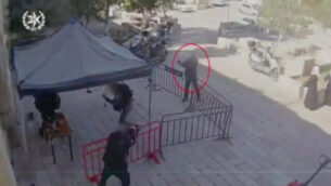 مسلح من مواطني إسرائيل العرب يفتح النار على شرطيين في القدس في لقطات نشرتها الشرطة الإسرائيلية، 6 فبراير، 2020.  (Screenshot/Israel police)