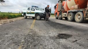قذيفة هاون أطلقت من قطاع غزة تسببت بأضرار في أحد الطرق في جنوب إسرائيل، 23 فبراير 2020. (Israel Police)