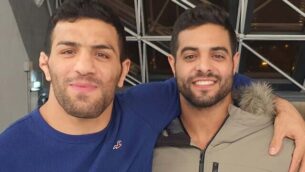 بطل العالم للجودو، ساغي موكي (يمين) والبطل الإيراني سعيد مولاي في صورة مشتركة في بطولة ’غراند بري باريس’، 10 فبراير،  نشرها موكي على ’إنستغرام’ (Instagram screen capture)