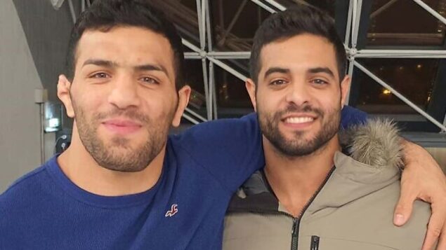 بطل العالم للجودو، ساغي موكي (يمين) والبطل الإيراني سعيد مولاي في صورة مشتركة في بطولة ’غراند بري باريس’، 10 فبراير،  نشرها موكي على ’إنستغرام’ (Instagram screen capture)