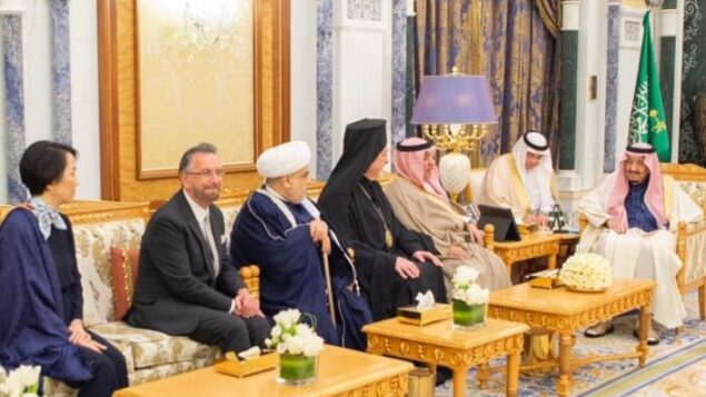 الحاخام ديفيد روزن، الثاني من اليسار، يجتمع مع العاهل السعودي سلمان في القصر الملكي في الرياض، فبراير 2020 (courtesy KAICIID)