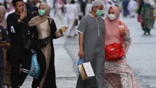 حجاج مسلمون يضعون الأقنعة في المسجد الحرم بمكة المكرمة، 28 فبراير، 2020. (Abdel Ghani Bashir/AFP) حجاج مسلمون يضعون الأقنعة في المسجد الحرم بمكة المكرمة، 28 فبراير، 2020. (Abdel Ghani Bashir/AFP)