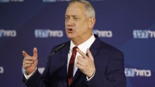 زعيم حزب ’أزرق أبيض’ بيني غانتس يدلي بتصريح للصحافة في رمات غان، 1 مارس 2020 (Menahem Kahana/AFP)
