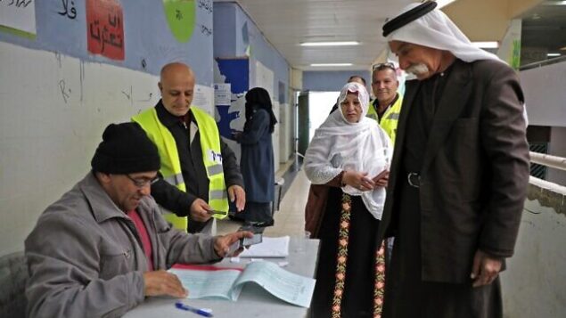 عرب إسرائيليون يدلون بأصواتهم خلال الانتخابات البرلمانية في مدينة رهط البدوية بالقرب من مدينة بئر السبع جنوب إسرائيل، 2 مارس 2020 (HAZEM BADER / AFP)
