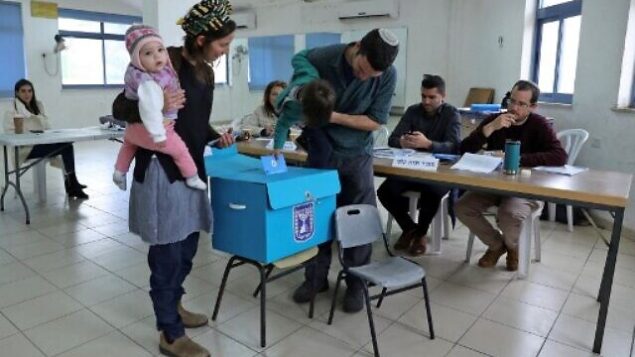 إسرائيليون يصوتون خلال الانتخابات البرلمانية في مركز اقتراع في مستوطنة نوكديم بالضفة الغربية، 2 مارس 2020 (GALI TIBBON / AFP)