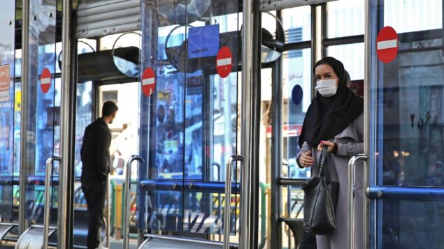 امرأة إيرانية ترتدي قناعًا وقائيًا في العاصمة طهران، 4 مارس 2020 (ATTA KENARE / AFP)