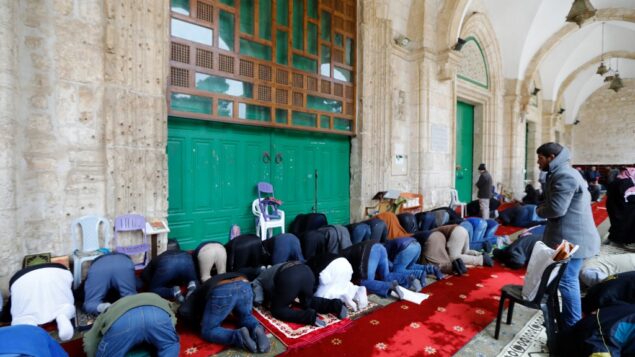 مسلمون فلسطينيون يجتمعون لأداء صلاة الجمعة أمام أبواب المسجد الأقصى في البلدة القديمة بالقدس، بعد أن أغلق رجال الدين أبواب المسجد وقبة الصخرة، في محاولة لوقف انتشار فيروس كورونا، 20 مارس 2020 (AHMAD GHARABLI / AFP) مسلمون فلسطينيون يجتمعون لأداء صلاة الجمعة أمام أبواب المسجد الأقصى في البلدة القديمة بالقدس، بعد أن أغلق رجال الدين أبواب المسجد وقبة الصخرة، في محاولة لوقف انتشار فيروس كورونا، 20 مارس 2020 (AHMAD GHARABLI / AFP)