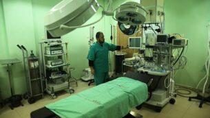 موظف في وزارة الصحة الفلسطينية يتفقد مستشفى بيت حانون في شمال قطاع غزة بعد توقف خدماته في 29 يناير، 2019، بعد نفاذ الوقود فيه. (Mahmud Hams/AFP)