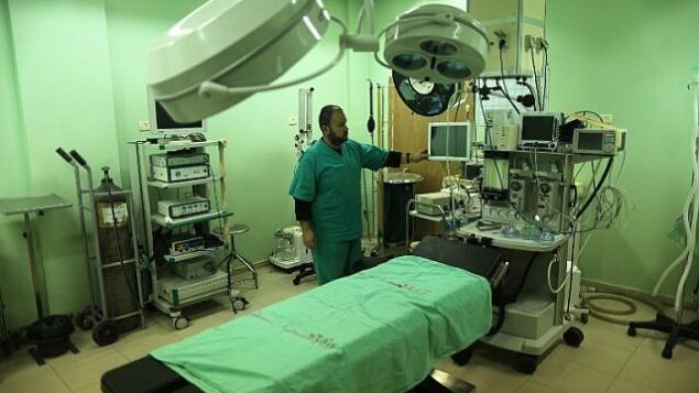 موظف في وزارة الصحة الفلسطينية يتفقد مستشفى بيت حانون في شمال قطاع غزة بعد توقف خدماته في 29 يناير، 2019، بعد نفاذ الوقود فيه. (Mahmud Hams/AFP)