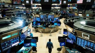 متداولون يعملون في بورصة نيويورك (NYSE) في 20 مارس 2020 (SPENCER PLATT / GETTY IMAGES NORTH AMERICA / GETTY IMAGES VIA AFP)
