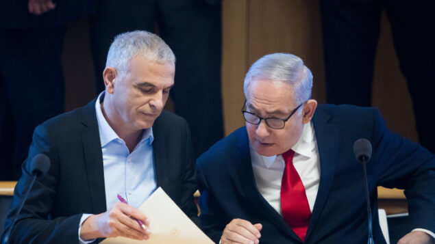 رئيس الوزراء بنيامين نتنياهو (من اليمين) ووزير المالية موشيه كحلون، في القدس، 11 مارس، 2019.  (Aharon Krohn/Flash90)