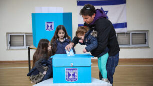 إسرائيليون يدلون بأصواتهم في مركز اقتراع بالقدس، خلال انتخابات الكنيست، 2 مارس، 2020.  (Olivier Fitoussi/Flash90)