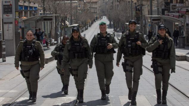 الشرطة تقوم بدورية في وسط مدينة القدس للتأكد من أن الناس لا يخالفون الإغلاق الجزئي، 26 مارس 2020 (Nati Shohat / FLASH90)
