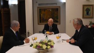 بنيامين نتنياهو (يسار)، رؤوفن ريفلين (وسط) وبيني غانتس في القدس، 15 مارس 2020 (Kobi Gideon / GPO)