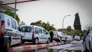 الشرطة في الموقع حيث يشتبه في قيام والد بطعن زوجته وبناته، في هود هشارون، 6 مارس 2020 (Roy Alima/Flash90)